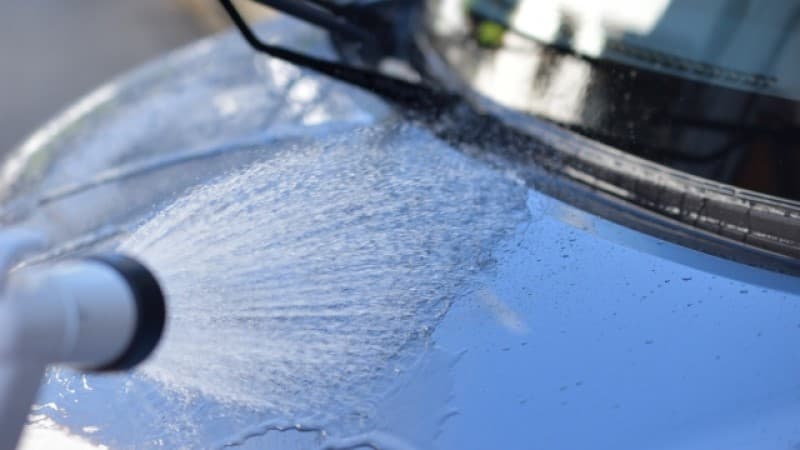 車全体を水で流す